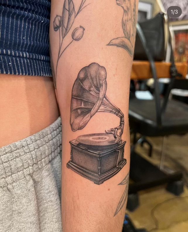 Single needle tattoo of a gramophone